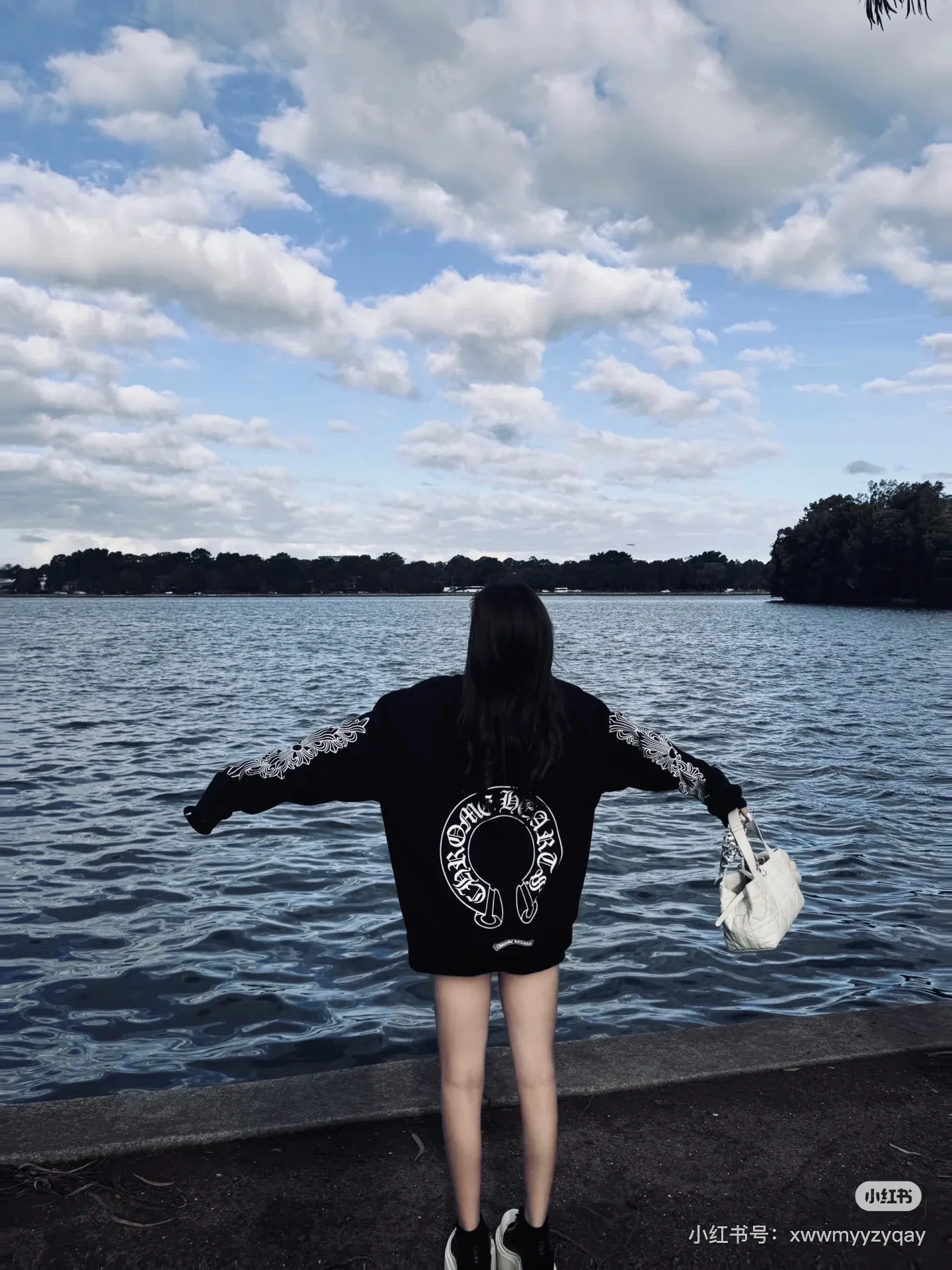 🅿️280 High Quality 5796 25 Early Autumn Chrome Hearts Horseshoe Flower Arm Long Sleeves The Chrome Hearts Long Sleeves that are popular! There are printed logos on the sleeves and back, and the American street style is full of them. It’s so hot to wear it alone if the bottom is missing! Relaxed and cool, I'm so ecstatic that I'm chased for 🔗💓Cro's heart powder when I go out on the street!